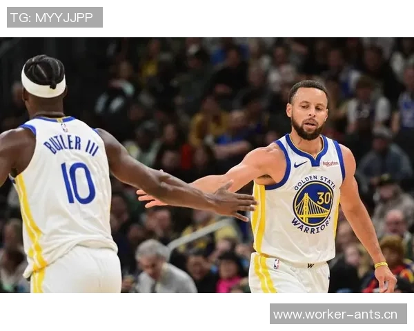 库里第二节神勇表现连中五记三分球展现超强实力引爆全场气氛