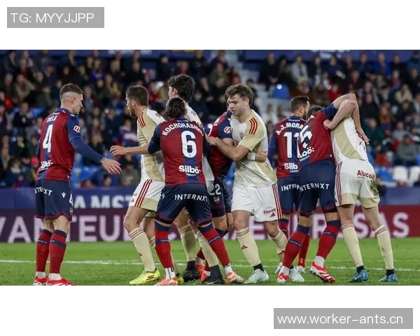 皇马追逐阿尔克马尔19岁中场斯米特面临纽卡竞争压力