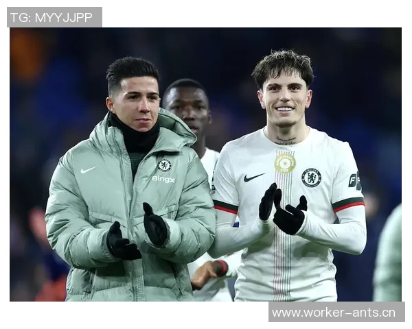 恩佐与加纳乔共同探讨切尔西圣诞慈善活动的足球团结力量