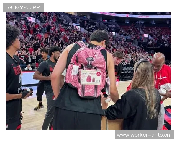 开拓者众将亮相秀场杨瀚森背粉色书包格兰特传统服饰引关注