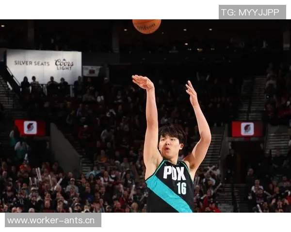 杨瀚森赛季表现波动明显连续三场未上场引发关注与讨论